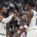 Edwards (à droite), Conley et les Wolves ont écrasé Denver de 45 points jeudi KEYSTONE/AP/Abbie Parr